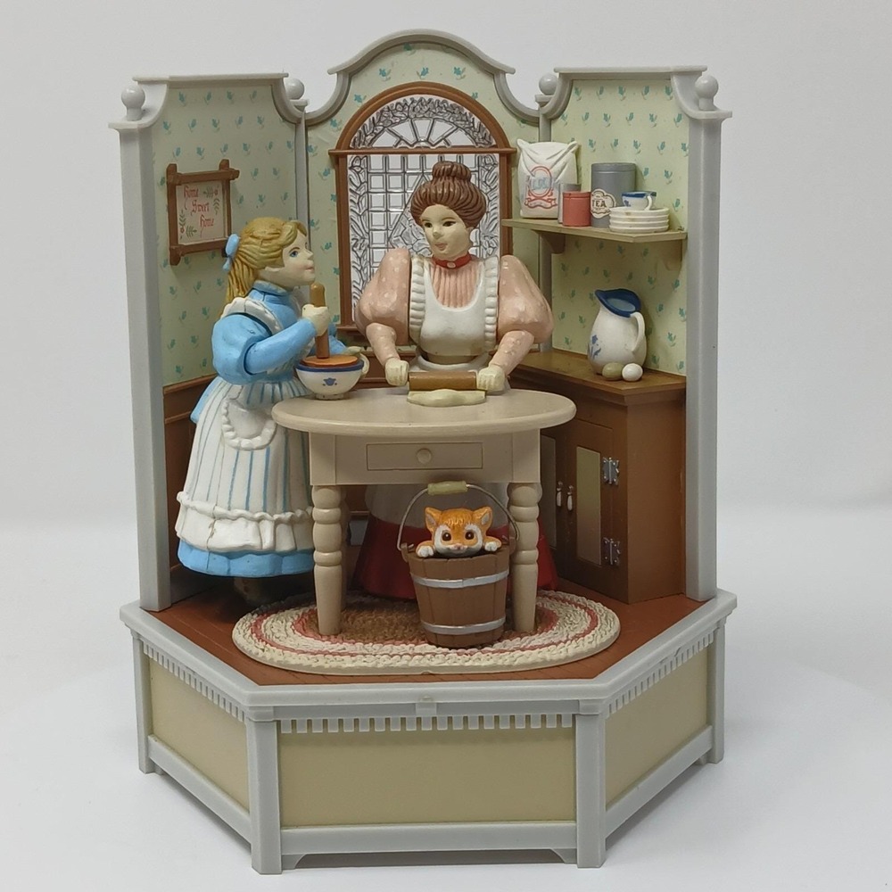 Vintage Enesco Mother Daughter Baking Cook Music Box CLAIR DE LUNE Action/Music